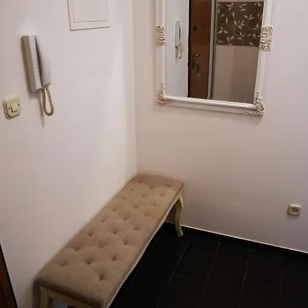 公寓 Emily Garden With Private Parking *
